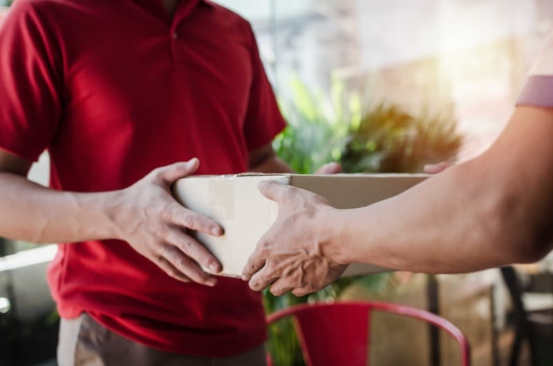 Corriere Bartolini mentre consegna un pacco