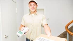 Il momento della consegna di un pacco in Germania