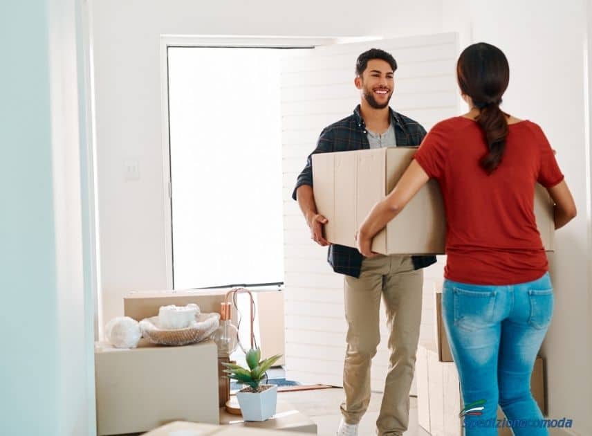 Una coppia che tiene un pacco di grandi dimensioni