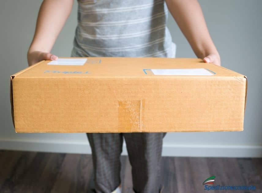 Uomo che spedisce un pacco