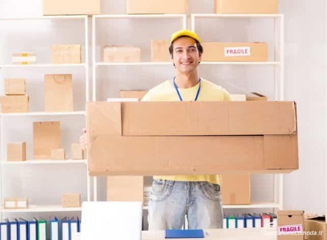 Uomo mentre spedisce pacco grande e voluminoso