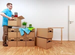 Uomo in attesa del corriere fare il ritiro pacchi a domicilio