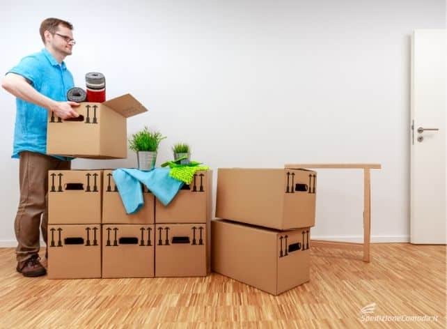 Uomo in attesa del corriere fare il ritiro pacchi a domicilio