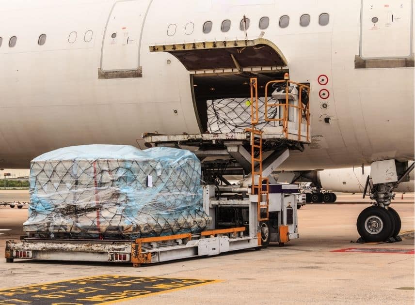 Pallet mentre è caricato sull'aereo