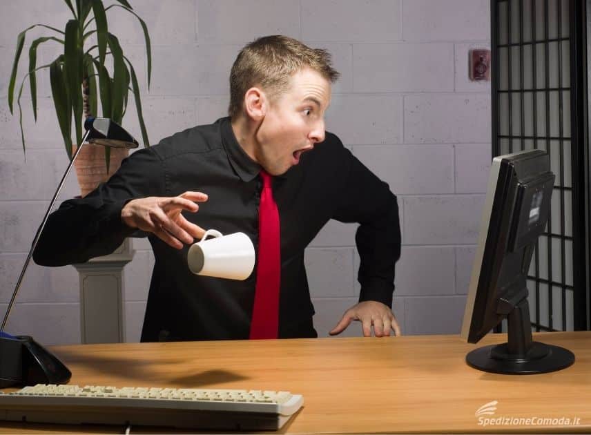 Cliente che scopre un problema nella spedizione del suo pacco