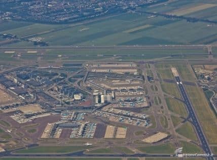 Vista aerea dell'aeroporto Schiphol - hub TNT spedizioni