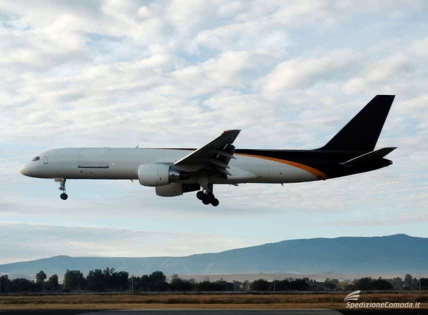 Aereo cargo di un corriere internazionale in fase di atterraggio