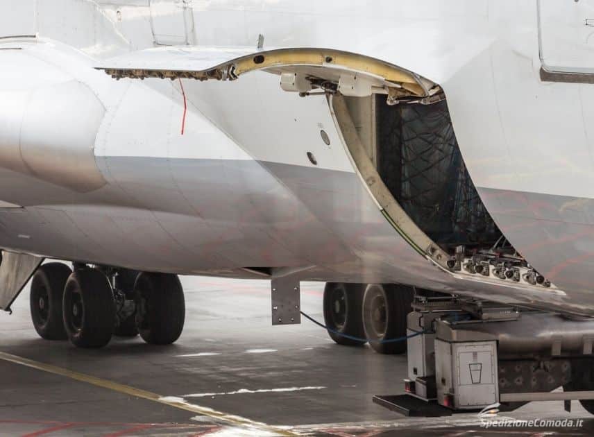 Portellone di un aereo cargo in attesa del carico internazionale