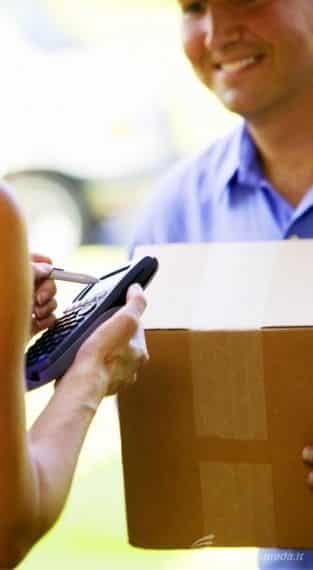 Corriere privato mentre fa una consegna