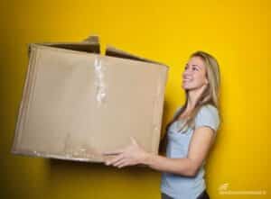 Consegna di un pacco voluminoso fatta da un corriere internazionale