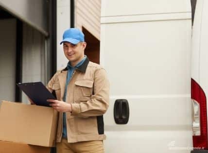 Fattorino di TNT spedizioni mentre consegna