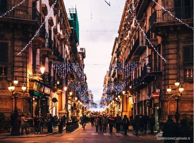 Via del centro storico di Palermo addobbata per Natale